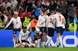 切尔西中场球员因伤将缺席多场比赛-欧洲赛场上的精彩瞬间，英格兰球队取得胜利的简单介绍