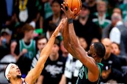 掘金中锋约基奇致命三分帮助战胜湖人-包含猛龙胜凯尔特人，连胜大师级对手，意气风发的词条