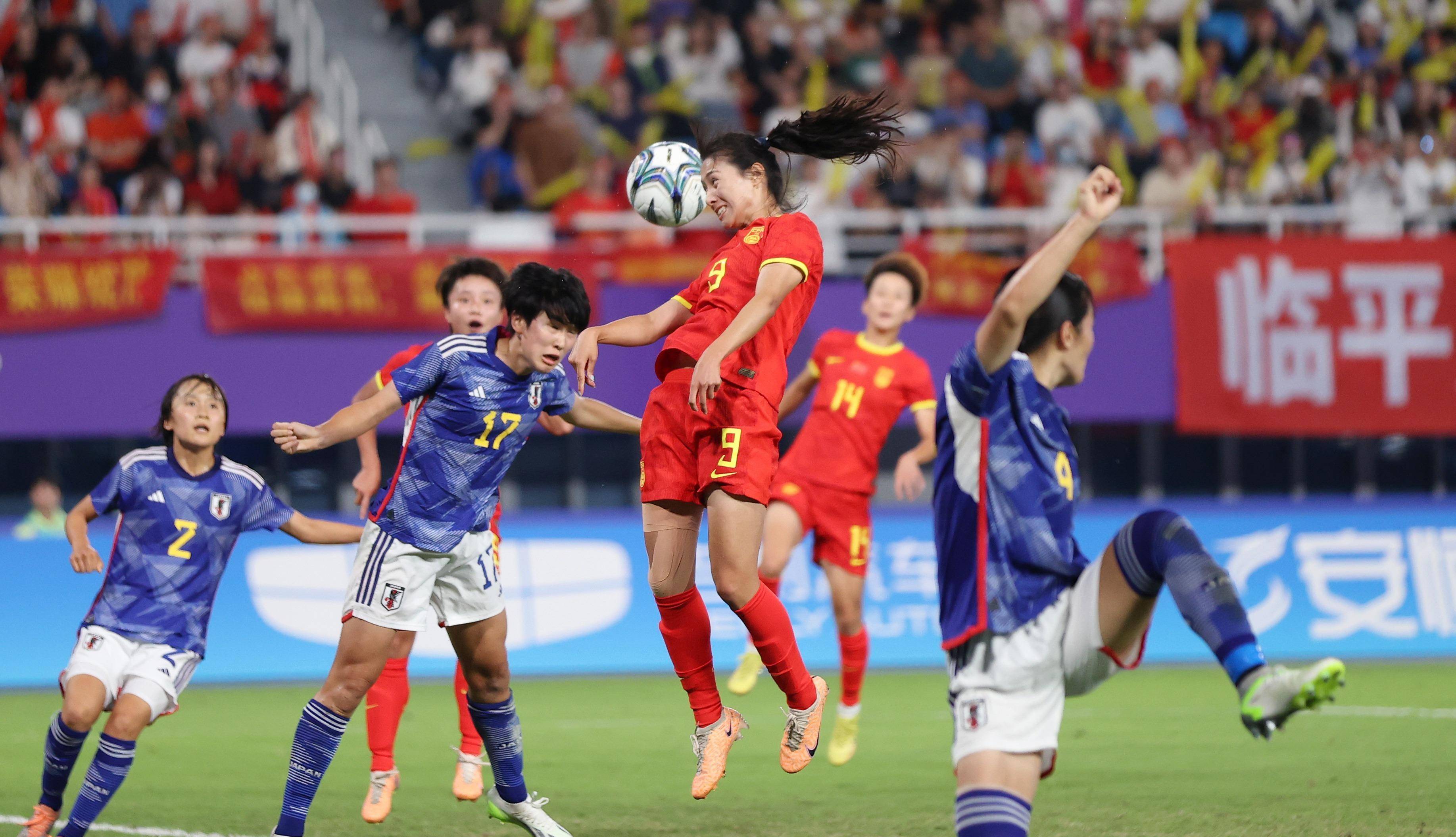 运动界亮点：女足比赛中的激烈对抗！