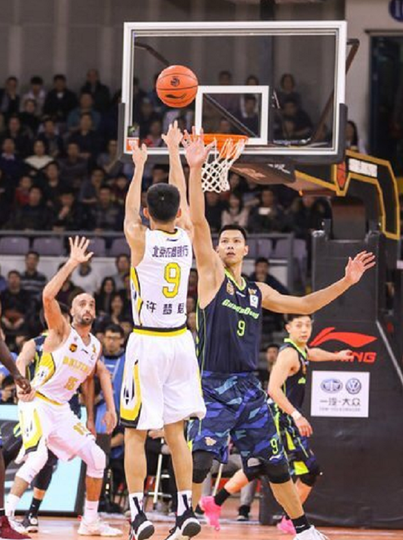 中非篮球实力崭露头角,引来媒体狂热报道 中非篮球实力崭露头角,引来媒体狂热报道