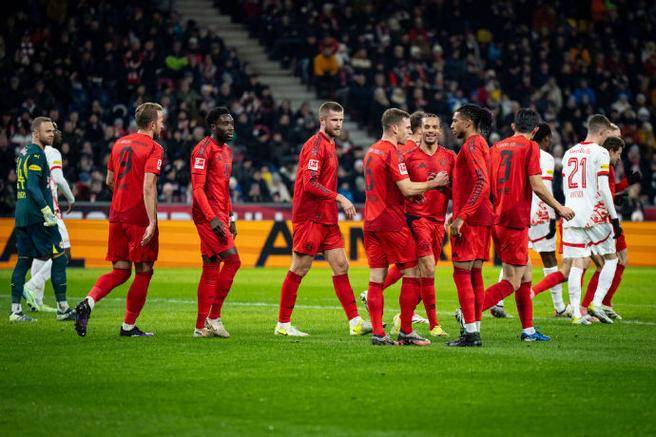 拜仁慕尼黑队再次胜出，登上榜首