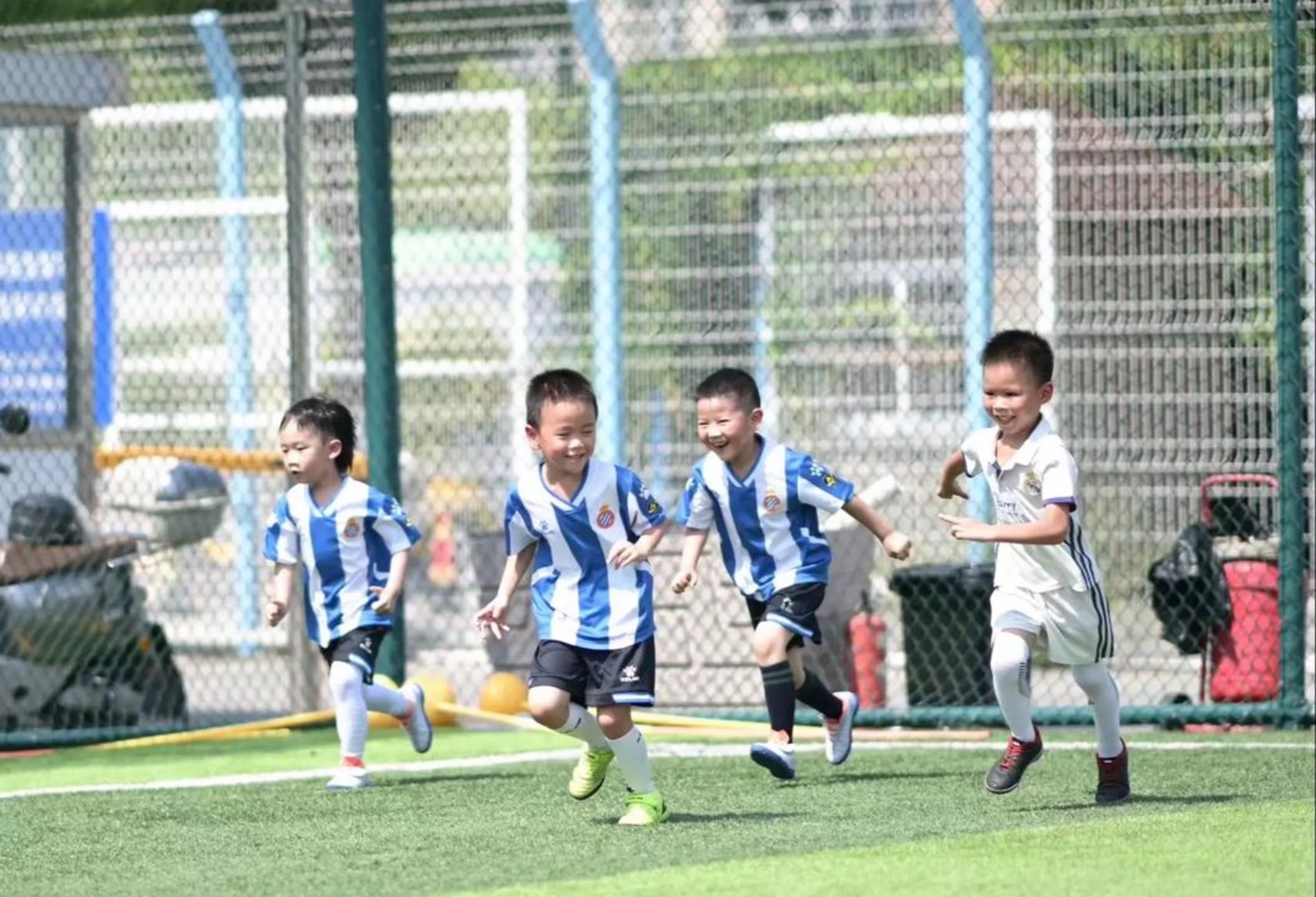 激烈比赛再现，球员全力拼搏