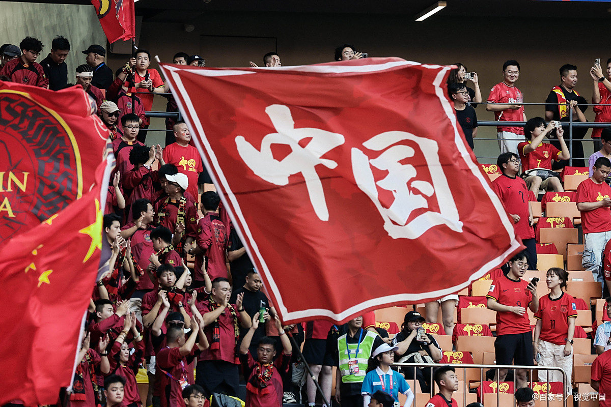 足球场上，中国队员荣耀登场！