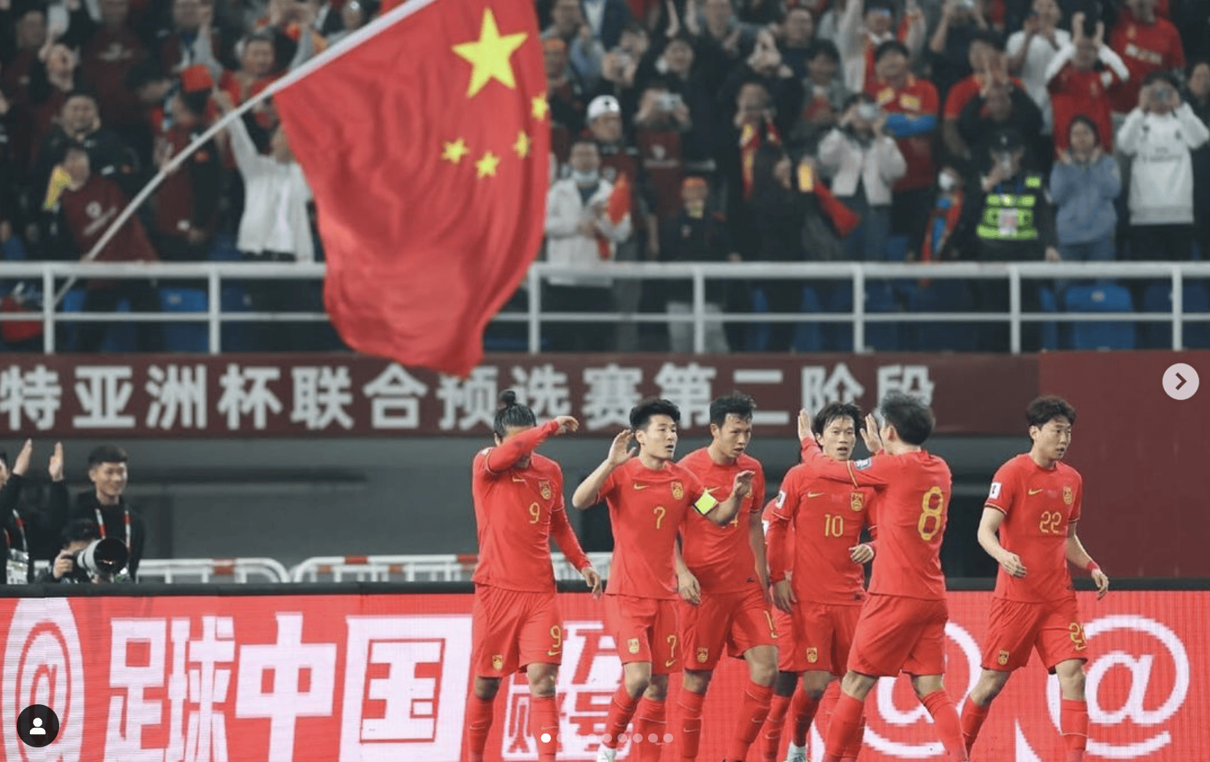 足球场上，中国队员荣耀登场！