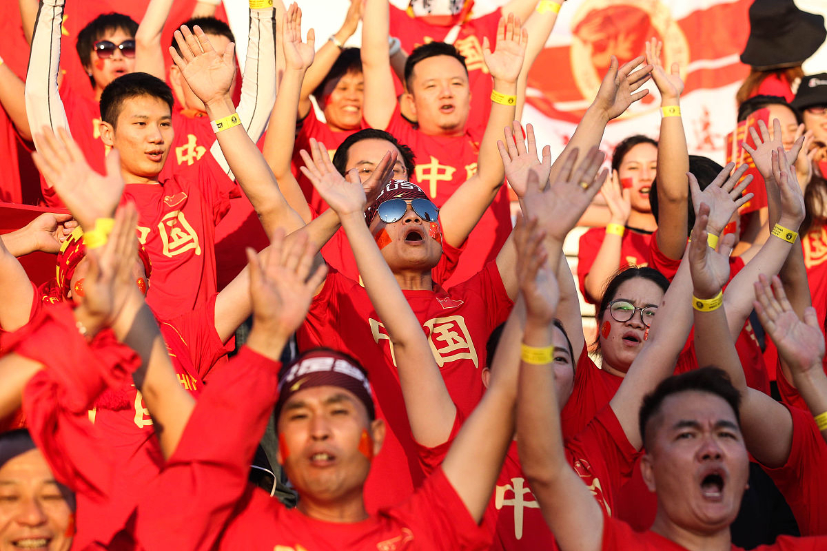 体育运动员们在场上拼尽全力,争夺佳绩 体育运动员们在场上拼尽全力,争夺佳绩