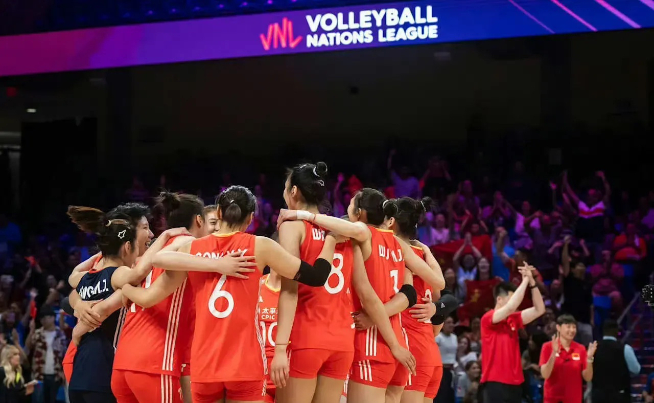 体育运动员们在场上拼尽全力,争夺佳绩 体育运动员们在场上拼尽全力,争夺佳绩