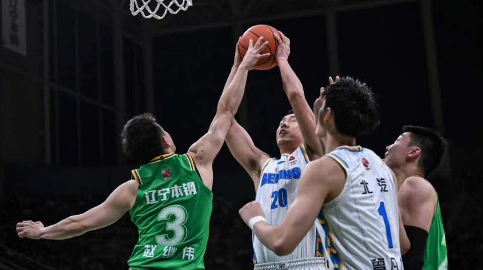 上海男篮大胜辽宁队,实现反超 上海男篮大胜辽宁队,实现反超