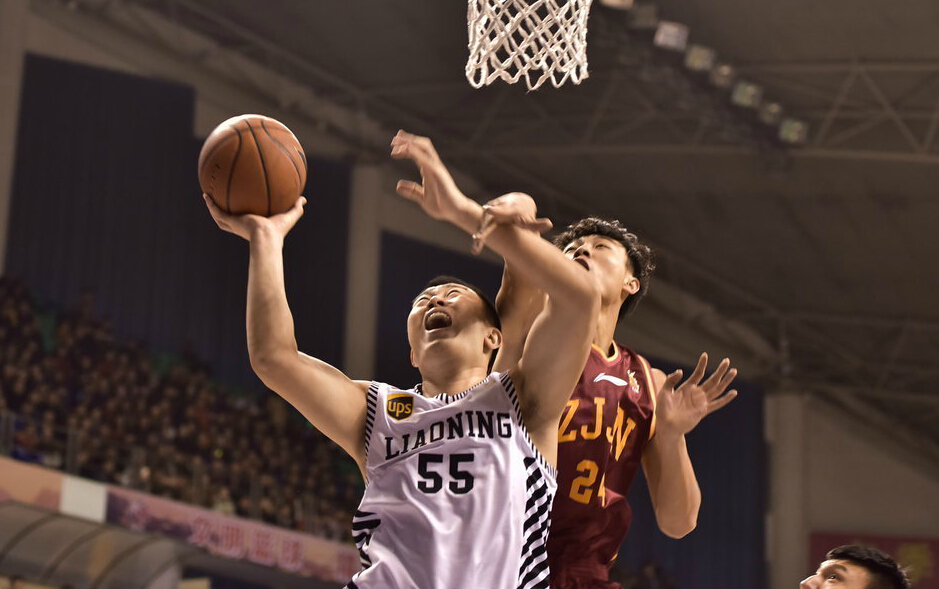 上海男篮大胜辽宁队,实现反超 上海男篮大胜辽宁队,实现反超