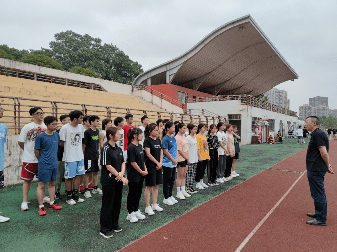 波鸿队球员努力拼搏，终获胜利的简单介绍